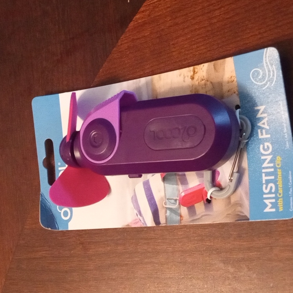 02cool misting fan with Carabiner clip